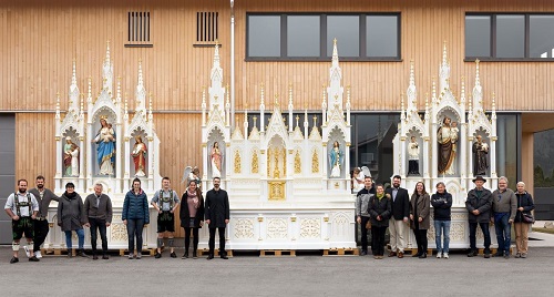The team at ALBL Oberammergau with completed carved altars