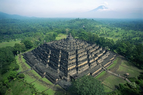 Borobudur Monument [Copyright Zaenulihsan91, Courtesy of Wikimedia Commons]