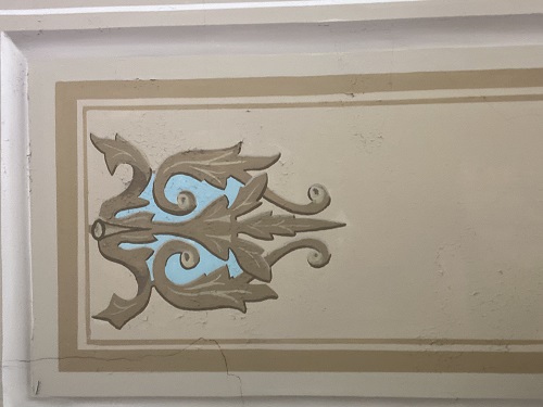 Poorly executed trompe l'oeil moldings