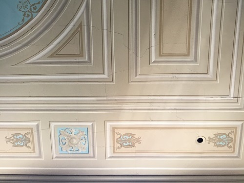 Poorly executed trompe l'oeil moldings
